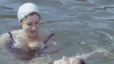 1. Альбина Матвеева и Наталья Варлей в купальниках – Единственный мужчина