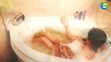 Голая Виктория Перовская в ванне