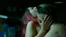 4. Секс сцена с Джиной Амаранте на столе – Гоморра