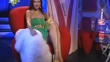 Ножки Эвелины Бледанс в телепередаче «Сексуальная революция»