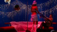 2. Снегурочка Эвелина Блёданс танцует стриптиз в передаче «Слава богу, ты пришел» 