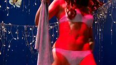6. Снегурочка Эвелина Блёданс танцует стриптиз в передаче «Слава богу, ты пришел» 