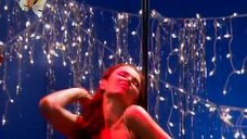 7. Снегурочка Эвелина Блёданс танцует стриптиз в передаче «Слава богу, ты пришел» 