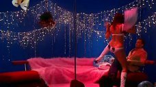 9. Снегурочка Эвелина Блёданс танцует стриптиз в передаче «Слава богу, ты пришел» 