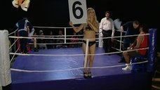 2. Ирина Медведева ходит с табличкой на ринге – 6 кадров