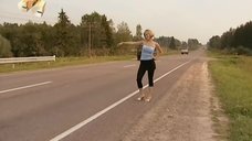 Секси Ирина Медведева ловит попутку на дороге
