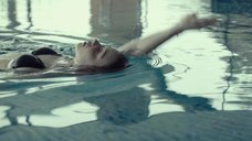 1. Соблазнительная Джессика Барден плавает в бассейне – Лобстер