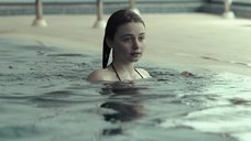 10. Соблазнительная Джессика Барден плавает в бассейне – Лобстер