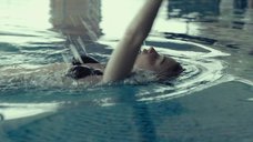 2. Соблазнительная Джессика Барден плавает в бассейне – Лобстер