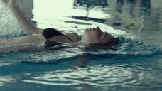 3. Соблазнительная Джессика Барден плавает в бассейне – Лобстер