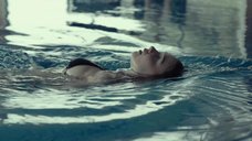 4. Соблазнительная Джессика Барден плавает в бассейне – Лобстер