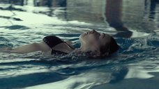 5. Соблазнительная Джессика Барден плавает в бассейне – Лобстер