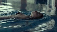 6. Соблазнительная Джессика Барден плавает в бассейне – Лобстер