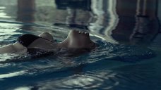 7. Соблазнительная Джессика Барден плавает в бассейне – Лобстер