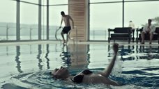 9. Соблазнительная Джессика Барден плавает в бассейне – Лобстер