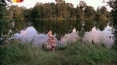 Обнаженная Ольга Будина прыгает в озеро