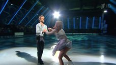 1. Ирина Медведева светит попку на шоу «Ледниковый период» 