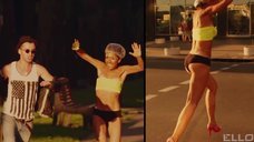 4. Анна Плетнева в белье в клипе «Достучаться до небес» 