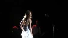 2. Танец секси Юлии Савичевой на концерте Fesco-Hall 