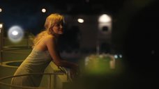 1. Лиса Верлиндер в ночнушке на балконе – Мюнхен
