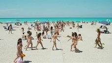 2. Обнаженные Киара Франчини и Сара Фельбербаум бегут по нудистскому пляжу – Мужчины против женщин