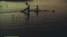 1. Обнаженная Индра Бурковска купается в реке – Вечерний вариант