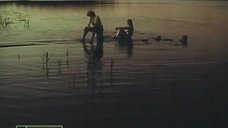 2. Обнаженная Индра Бурковска купается в реке – Вечерний вариант