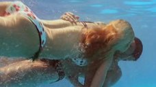 3. Привлекательная Наталия Антонова плавает под водой – Синие как море глаза