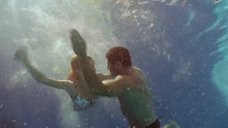 4. Привлекательная Наталия Антонова плавает под водой – Синие как море глаза