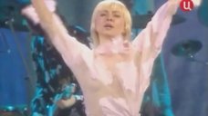 Татьяна Овсиенко засветила грудь на концерте «Мираж - 18 лет»