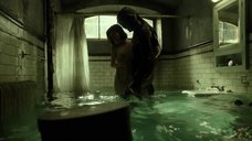 3. Любовная сцена в ванной с Салли Хокинс – Форма воды