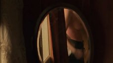 3. Кили Хоуз засветила голую грудь в зеркале – Бархатные ножки