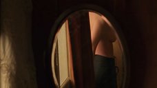 Кили Хоуз засветила голую грудь в зеркале