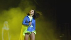 Ветер шалит с юбкой Наташи Королевой на концерте в Сочи
