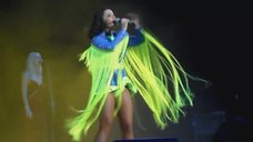 2. Ветер шалит с юбкой Наташи Королевой на концерте в Сочи 