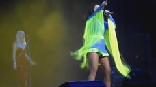 3. Ветер шалит с юбкой Наташи Королевой на концерте в Сочи 