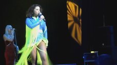 4. Ветер шалит с юбкой Наташи Королевой на концерте в Сочи 