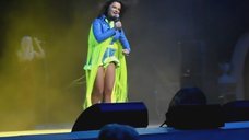 5. Ветер шалит с юбкой Наташи Королевой на концерте в Сочи 