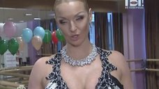 1. Анастасия Волочкова в платье с глубоким вырезом 
