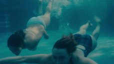2. Сирша Ронан и Одейя Раш плавают в бассейне – Леди Бёрд