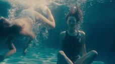 5. Сирша Ронан и Одейя Раш плавают в бассейне – Леди Бёрд