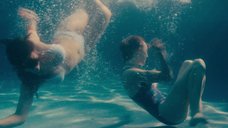 6. Сирша Ронан и Одейя Раш плавают в бассейне – Леди Бёрд