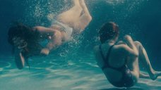 Сирша Ронан и Одейя Раш плавают в бассейне