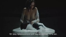 4. Голая грудь Софьи Синицыной в рекламе онлайн-шоу Asmodeus 