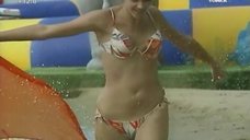 Анна Антонова бежит в купальнике