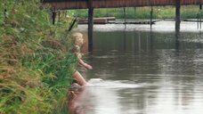 2. Голая Анна Старшенбаум купается в реке – Красотка (2012)
