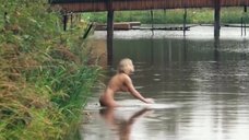 Голая Анна Старшенбаум купается в реке