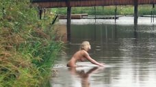 4. Голая Анна Старшенбаум купается в реке – Красотка (2012)