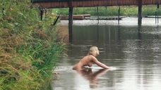 5. Голая Анна Старшенбаум купается в реке – Красотка (2012)