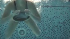 Татьяна Арнтгольц плавает в бассейне